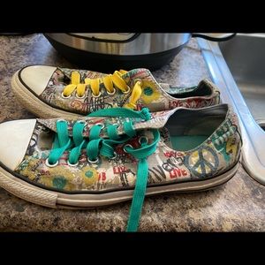 Women’s Converse/Chucks size 7 tennis shoes